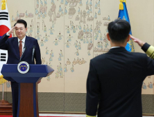 尹대통령, 중장 진급자 6명에 삼정검 수치 수여…“투철한 안보관 무장 유지”