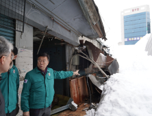 신상진 성남시장, 삽 들고 제설현장 참여  