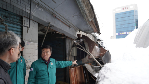 신상진 성남시장, 삽 들고 제설현장 참여  
