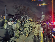 시민들, 계엄령 끝나고 나온 軍에…“사람 안 다치게 해 고마워”