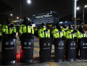 비상계엄 해제 요구 결의안 가결...용산 경계 근무 중인 경찰들