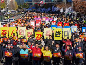 ‘임금’‚ ‘안전’ 외치며…철도노조 총파업 출정식 [쿠키포토]