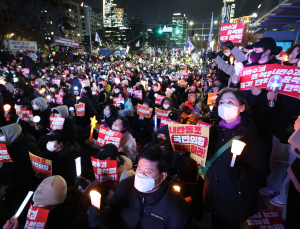 AP통신 “6시간 만에 끝난 비상계엄, 韓 민주주의 지켜내…미국이라면 어려웠을지도”