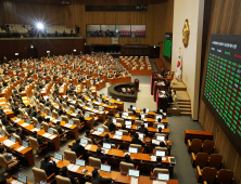 국회, 尹 포함한 내란 혐의자 8명 ‘신속체포 요구안’ 채택