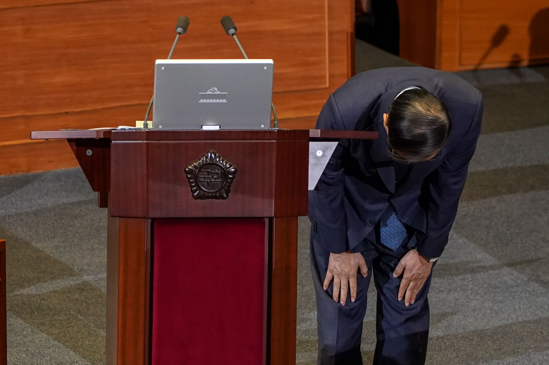 고개 숙여 사죄한 한덕수 “죄책감 느끼고 있다”