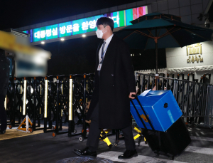 경찰, 대통령실 압수수색 8시간 대치 끝에 종료…“일부 자료만 임의제출”