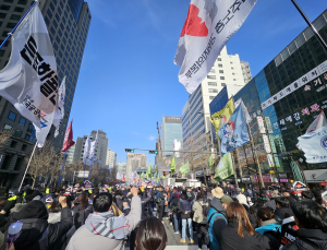 ‘1만명 행진’ 민주노총, 용산으로…보수단체도 광화문서 대규모 집회