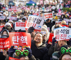 탄핵 표결 앞두고 국회 앞에 모인 시민들 [쿠키포토]