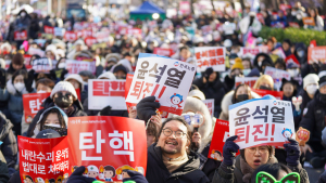 탄핵 표결 앞두고 국회 앞에 모인 시민들 [쿠키포토]
