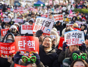 탄핵 표결 앞두고 국회 앞에 모인 시민들 [쿠키포토]