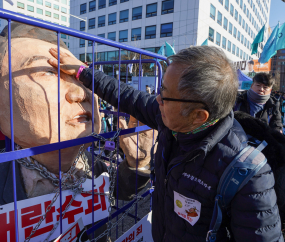 ‘분노의 손바닥’…윤석열 조형물 내리치는 시민 [쿠키포토]