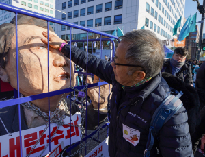 ‘분노의 손바닥’…윤석열 조형물 내리치는 시민 [쿠키포토]