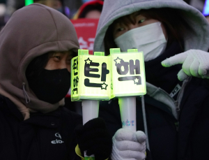 “누가 당신을 거리에 나오게 했나”…분노 유발자 물어보니