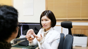 어르신에게 나타난 충동적 행동과 집착, 실어증… ‘이 치매’ 때문 [건강 나침반]