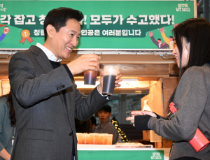 출근길 서울시 직원 마중 나온 오세훈…“청렴도 1등, 직원들 덕분”