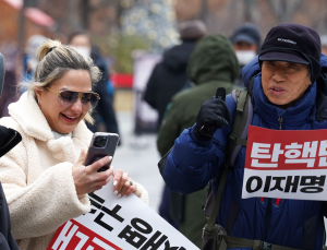 광화문 K집회…“탄핵도 즐긴다” 외국인 관광객 감탄