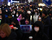 ‘응원봉’과 ‘탬버린’으로 어둠 밝히며 대행진 [쿠키포토]