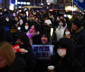 ‘응원봉’과 ‘탬버린’으로 어둠 밝히며 대행진 [쿠키포토]