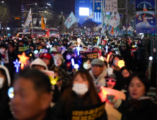 탄핵안 가결 첫 주말 집회 “윤석열 사퇴하라”