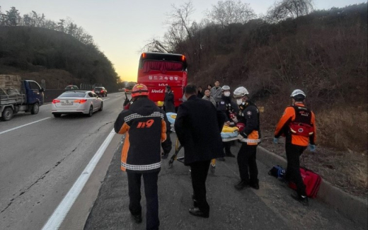 남해고속도로 사천휴게소 인근서 시외버스가 관광버스 추돌…8명 중경상