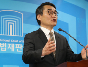 尹, 배보윤·윤갑근 등으로 변호인단 구성…헌재 출석한다