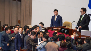 아수라장된 본회의장…한덕수 탄핵안에 與 반발 [쿠키포토]