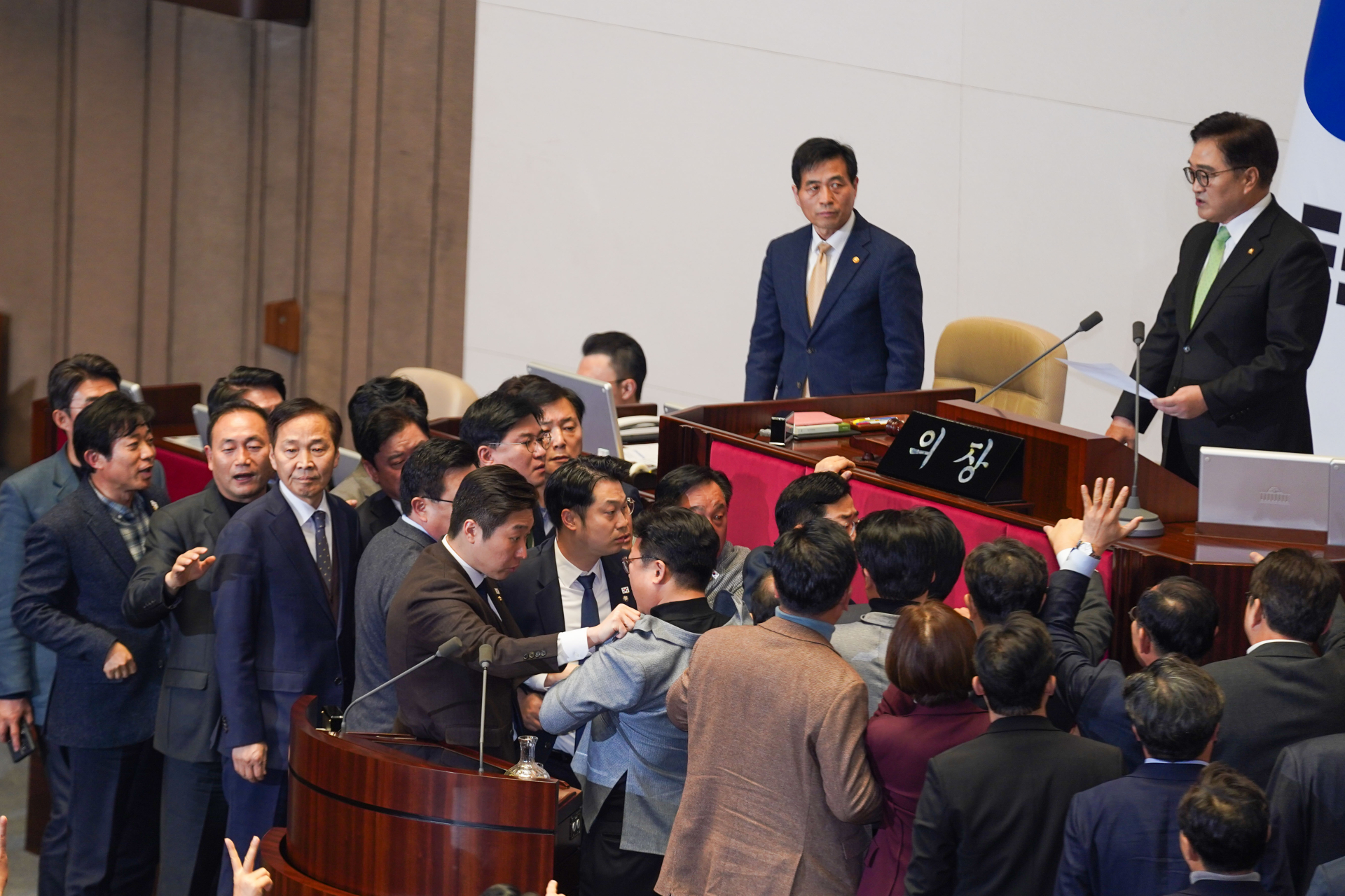 아수라장된 본회의장…한덕수 탄핵안에 與 반발