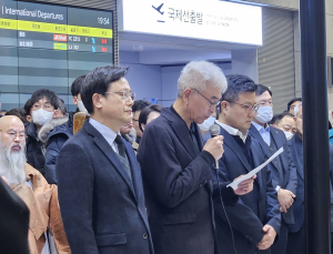 “뭐 하다 이제 왔냐”…김이배 제주항공 대표 사과에 유족 분통