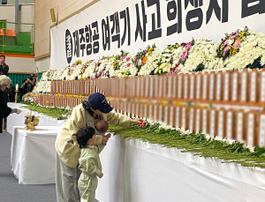 “내거 장난감, 하늘 간 친구 줄래”…무안 분향소 찾은 시민들
