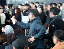 무안 참사 유가족‚ 간담회서 “분향소 공항 1층에 설치하라”