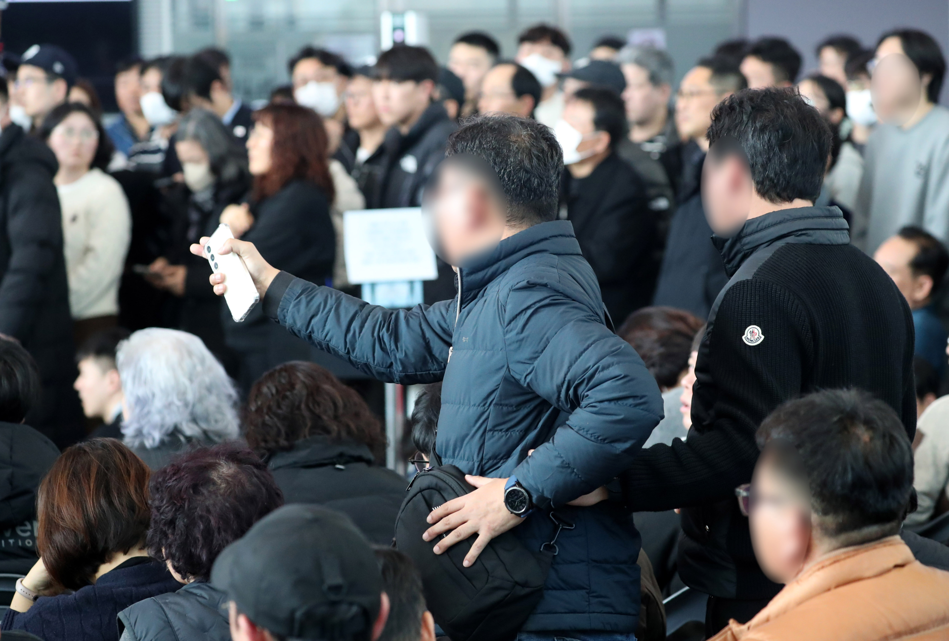 무안 참사 유가족‚ 간담회서 “분향소 공항 1층에 설치하라”