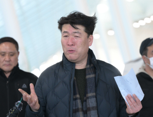 ‘제주항공 참사’ 희생자 격납고에 방치한 ‘정부’…유가족 “꿀 발린 말로 속여”