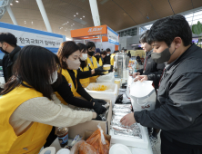 무안공항에 온정 이어져…커피 선결제에 김밥 나눔까지