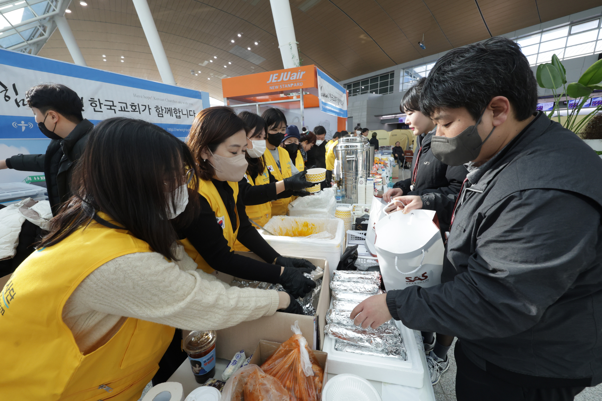 무안공항에 온정 이어져…커피 선결제에 김밥 나눔까지