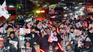 ‘尹 관저’ 앞  탄핵반대 외치며 늦은 밤까지 시위