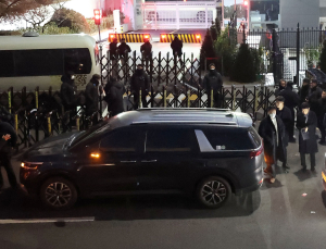 [속보] 대통령 관저 앞 미니버스로 공수처 진입 못하고 대기