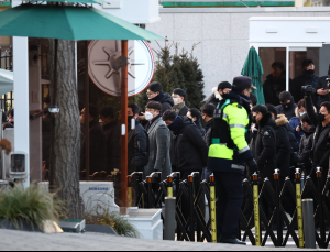 [속보] 공수처 수사관, 차량에서 내려 걸어서 관저 진입…체포영장 집행 시작
