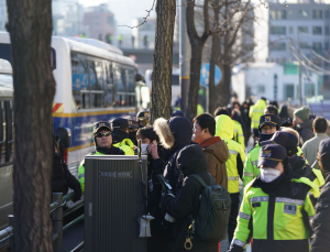 경찰, 한남동 관저 진입…尹 지지자, 체포 집행에 반발 “탄핵 무효”