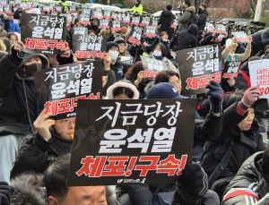 “공관 문 열라” “공수처 막아라” 밤샘 경쟁 돌입한 찬반 시위대