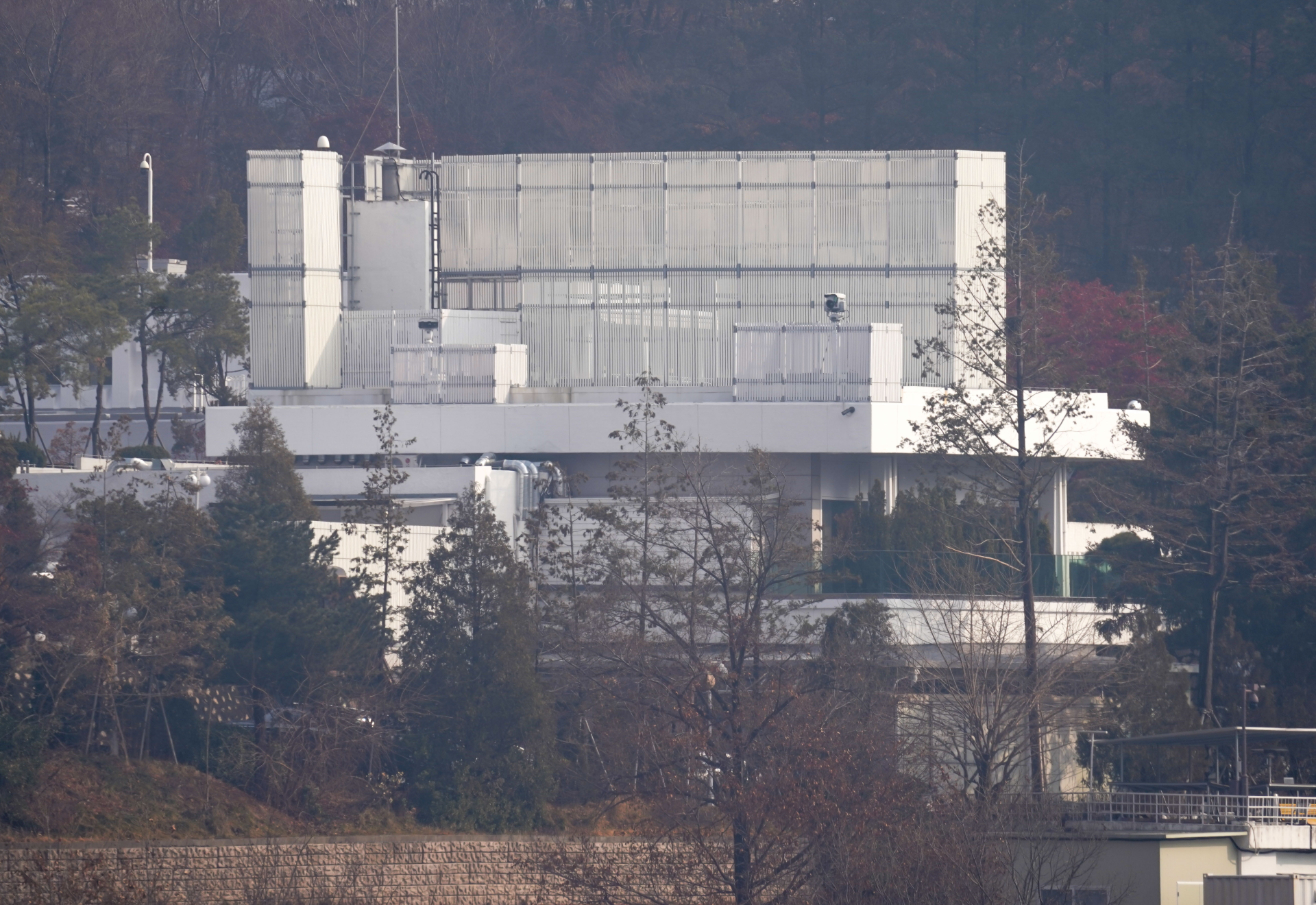 공수처‚ 尹 체포영장 집행 경찰에 일임...조용한 대통령 관저