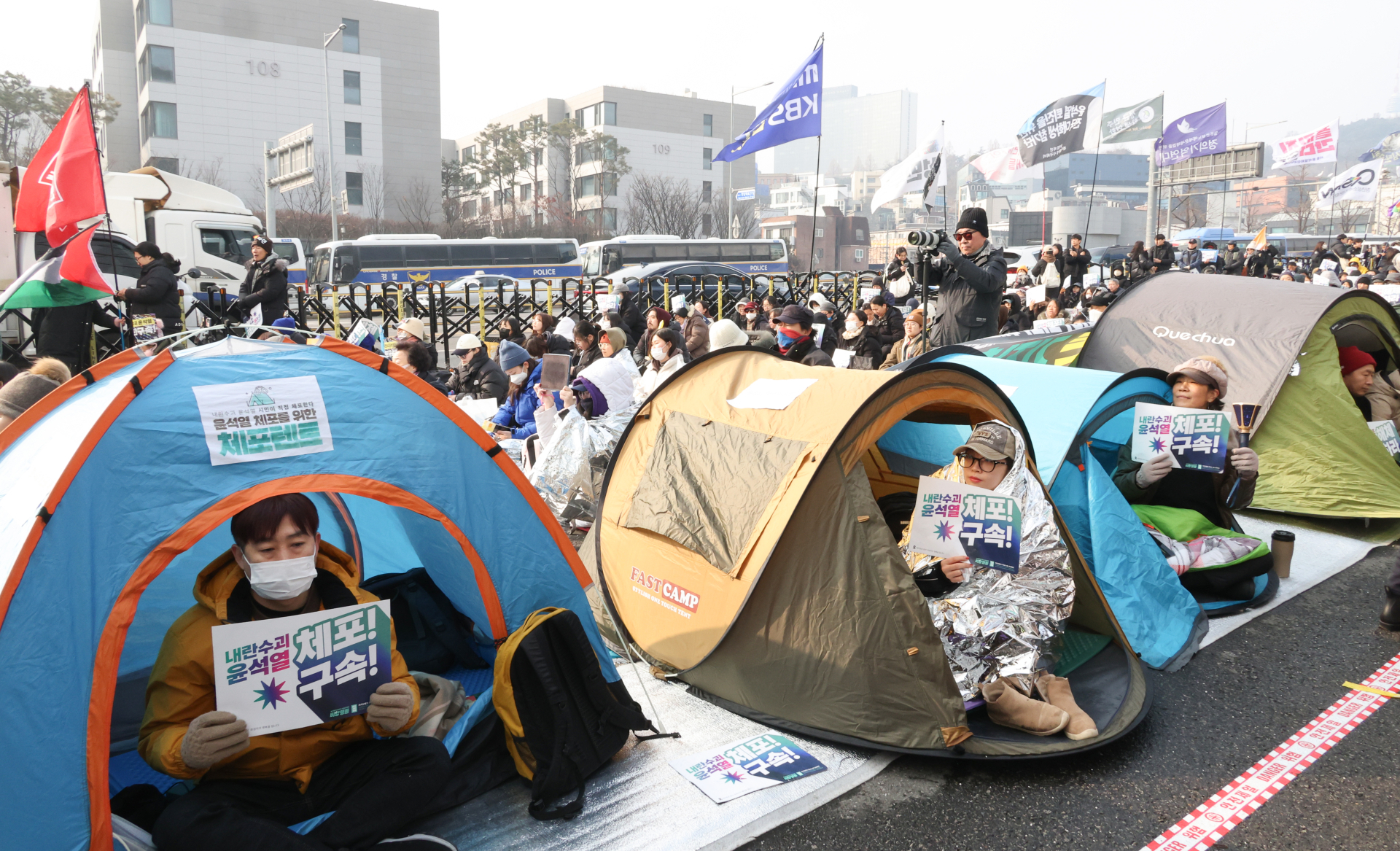 강추위에 텐트까지 등장한 尹 탄핵 찬성 집회