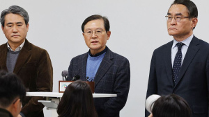 윤갑근 변호사 “대통령 도피설은 악의적…어제도 공관에서 만났다”