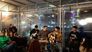 광안리 핫플 삼진포차, 가수 장범준 ‘깜짝 버스킹’