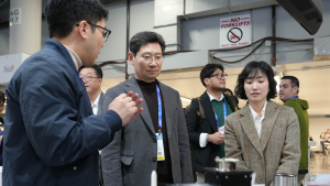이상일 용인시장, ‘CES 2025’에서 기업육성 방안 논의