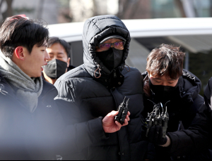건진법사‚ 영장심사 70분 만에 끝…질문에 묵묵부답