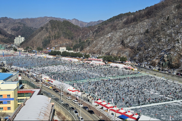 화천산천어축제 개막… 첫날부터 구름인파