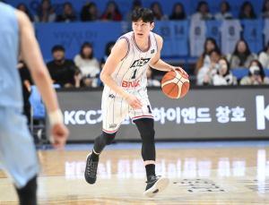 ‘이호현 22점·라렌 21점’ KCC, 73-70 진땀승…소노, 4연패 수렁