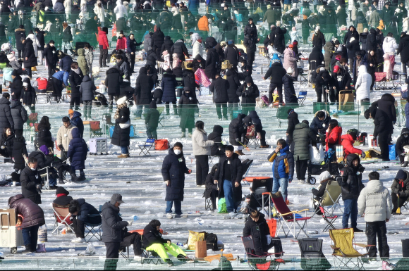 "겨울 축제는 추워야 제맛"…화천산천어축제 휴일 구름인파