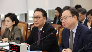 복지장관 “2026년 의대정원, 감원 포함 재검토…의협과 3월 전 협의”