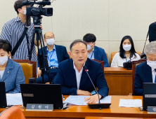 나훈아 발언에 발끈한 정치권, 비판 수위 높아져